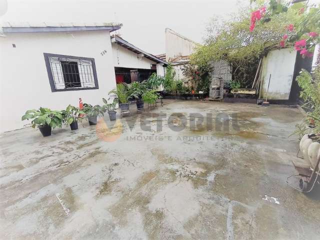 Casa com 2 Dormitórios e Piscina, Praia das Palmeiras  Caraguatatuba SP