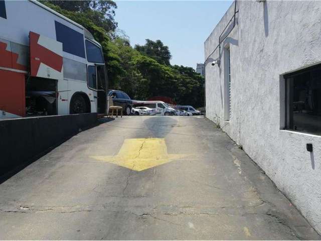 Apresentamos um excelente galpão localizado em um terreno retangular de 500 m², com uma testada de 20 m. A área construída do imóvel é de 294 m²,