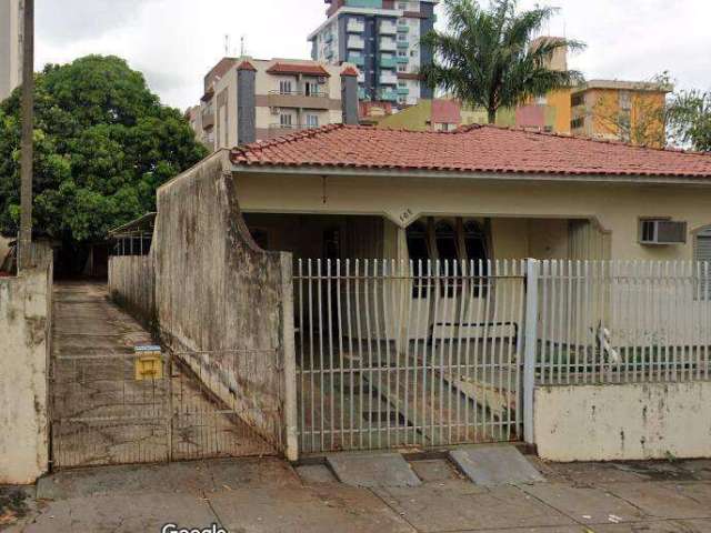 Amplo Terreno com 3 casas na Vila Esperança!