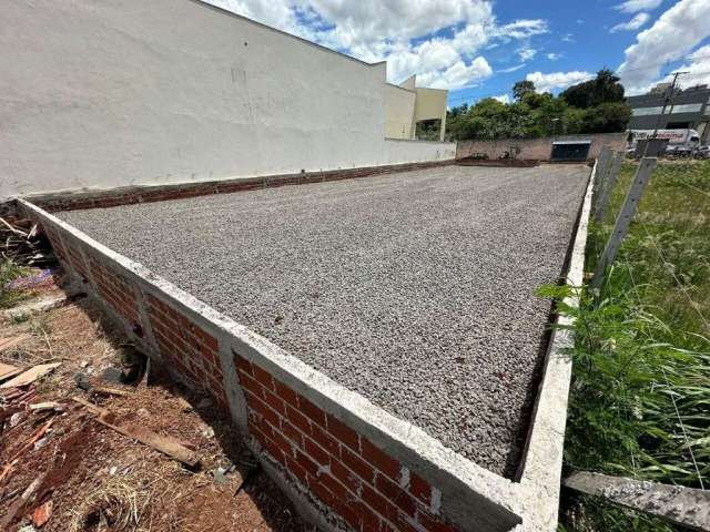 Apresentamos um lote de alto potencial localizado na Rua Chile, 1330, Jardim Alvorada em Maringá. Com uma área total de 650 metros quadrados e uma frente generosa de 12,50 metros, este lote oferece in