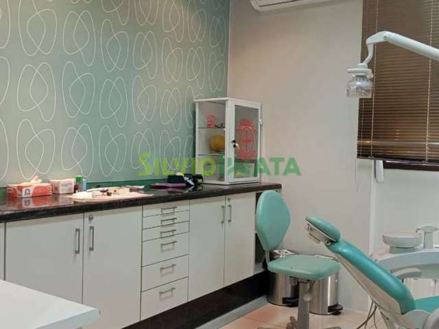 Excelente sala comercial de 10 m² equipada e pronta para dentista, localizada no centro.