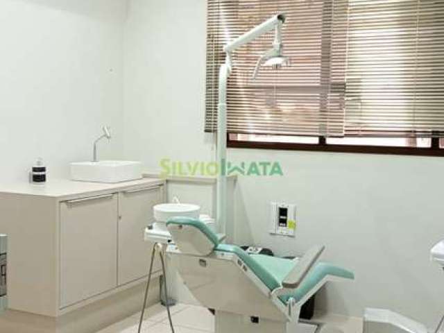 Excelente sala comercial de 10 m² equipada e pronta para dentista, localizada no centro.