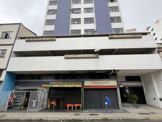 Apartamento de quarto e sala, com localização excelente, na rua Benjamin Constant!