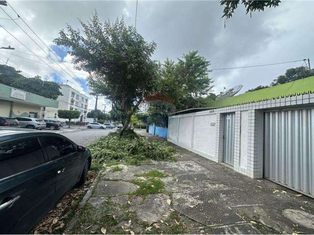 Casa solta à venda em Setúbal, com 350m2, 3 quartos, com área ampla, quintal, 2 vagas.