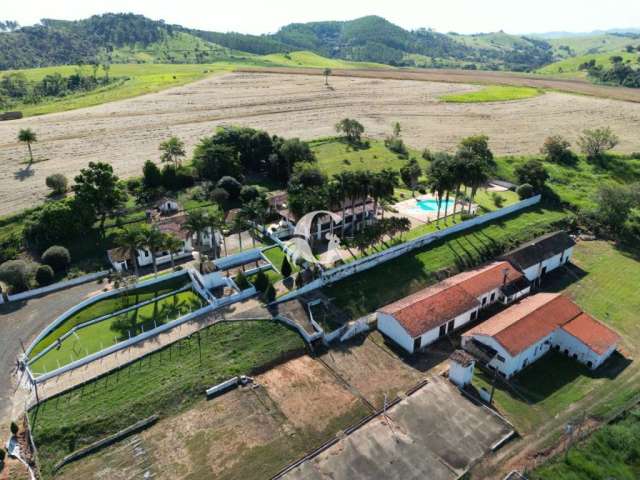 Venda de Fazenda de 5 quartos, 2 suítes no Centro de Itapira-SP, com 127 alquire de área total!