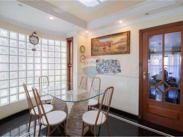 Vende-se Casa Alto Padrão no Jardim Maia, 3 suítes, piscina, sótão, área gourmet, 5 vagas