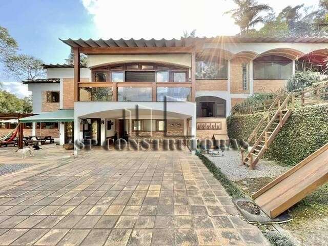 Casa contemporânea - A.T: 3000M² - Acabamento impecável!