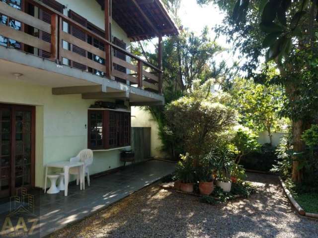 Linda Casa Térrea Assobrada Com campo de futebol !!!!