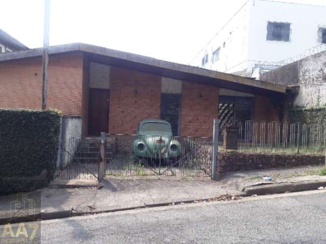 Maravilhosa casa térrea, excelente localização em rua tranquila e segura .