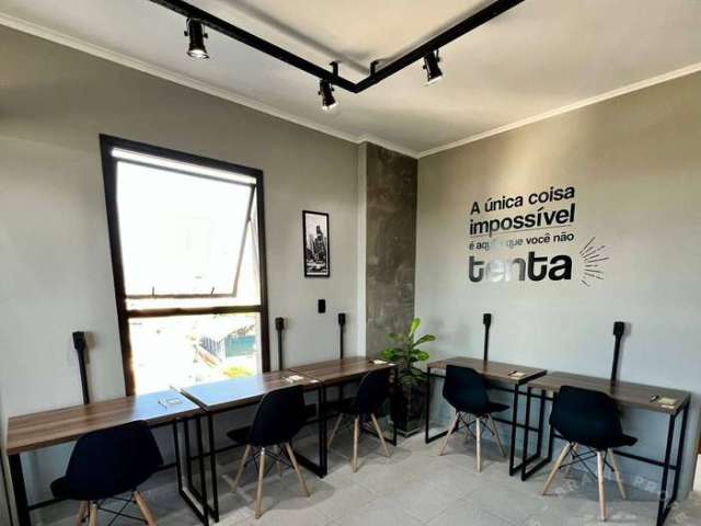 Sala comercial mobiliada de 45m2, 1 vaga, no centro, para venda ou locação.