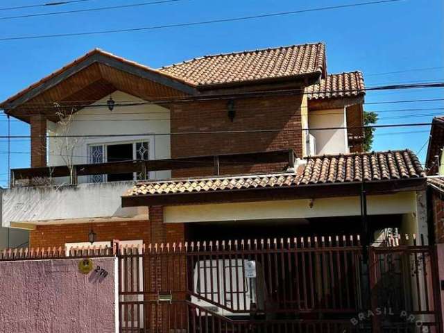 Sobrado à Venda na Vila Betânia, 162 m², 5 quartos, 2 suítes.