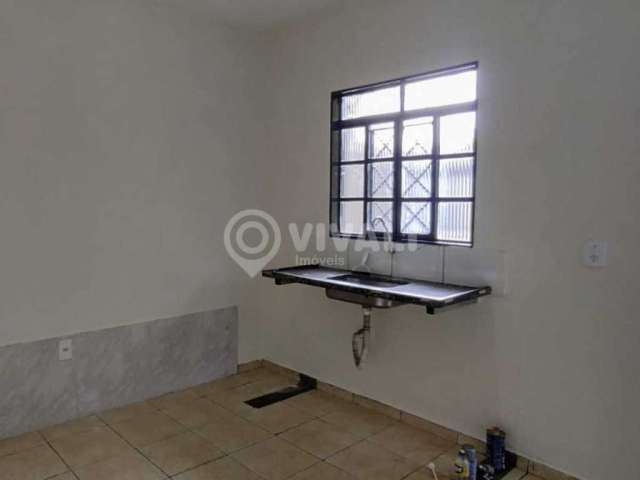 Casa com 1 quarto para alugar na Avenida Vinte e Nove de Abril, Vila Santa Luzia, Itatiba por R$ 1.000