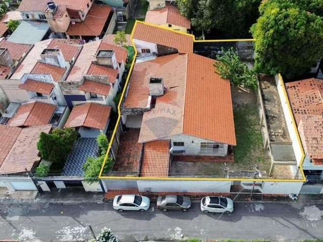 Casa duplex, com 312m²; 5 quartos e excelente localização no bairro Edson Queiroz.