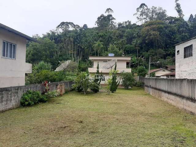 Terreno espaçoso na Primeiro de Maio