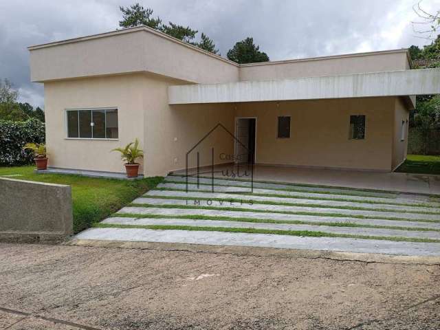 Casa térrea em condomínio, disponível para venda e locação, na Granja Viana.