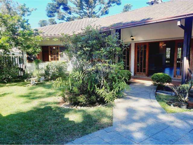 Excelente casa à venda / bairro bom retiro/ teresópolis com 4 quartos,  área gourmet e jardim com árvores frutíferas.