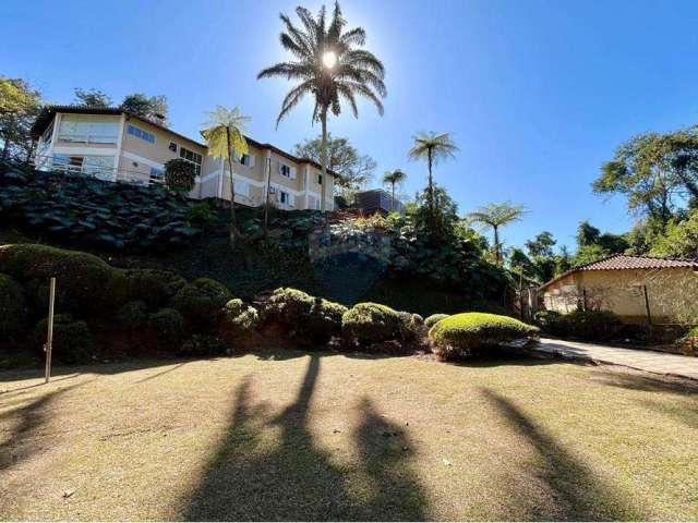 Casa em meio às montanhas com belíssima vista