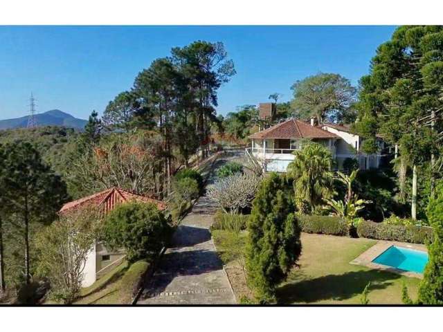 Casa em meio às montanhas com belíssima vista