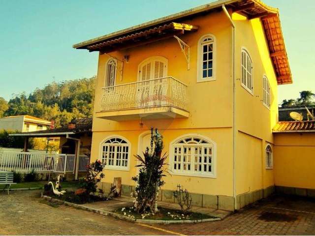 Charmosa Casa de Condomínio em Teresópolis, RJ