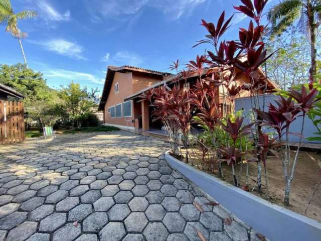 Casa a venda com 3 dormitórios na Praia do Lázaro - Ubatuba SP