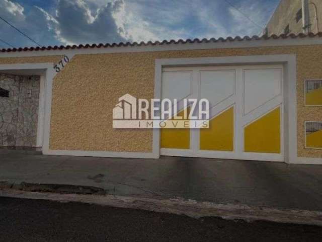 Casa de padrão à venda em Recreio dos Bandeirantes, Uberaba - 3 dormitórios, 1 suíte e 3 vagas na garagem.