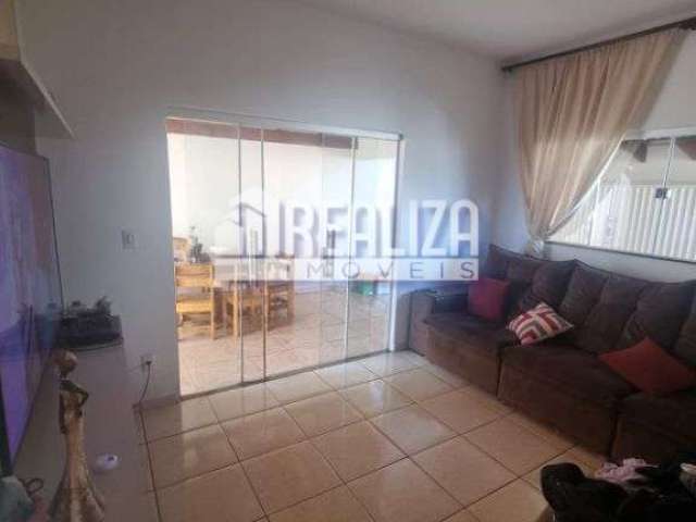 Linda casa à venda em Lourdes, Uberaba - 2 dormitórios, 2 garagens!