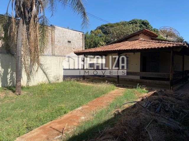 Casa padrão à venda em Lourdes, Uberaba: 2 dormitórios, 1 banheiro, cozinha completa, 3 vagas na garagem!