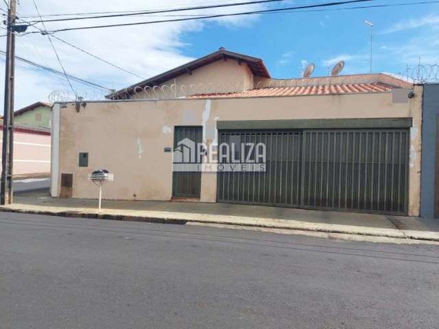 Linda casa à venda em Uberaba - 3 dormitórios, churrasqueira e quintal!