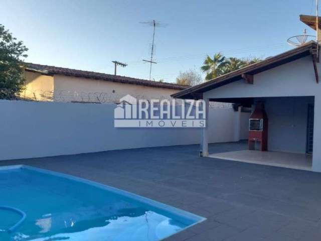 Casa à venda em Uberaba - 3 dormitórios, suíte, piscina e garagem!