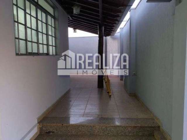 Casa à venda no bairro Santa Maria em Uberaba - 3 dormitórios, armário embutido, quintal