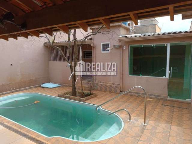 Casa à venda em Uberaba - 3 dormitórios, suíte, piscina aquecida e varanda gourmet