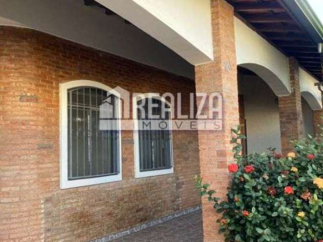 Casa Padrão no Bairro N/C em Uberaba: 3 dormitórios, suíte, cozinha, garagem e sala