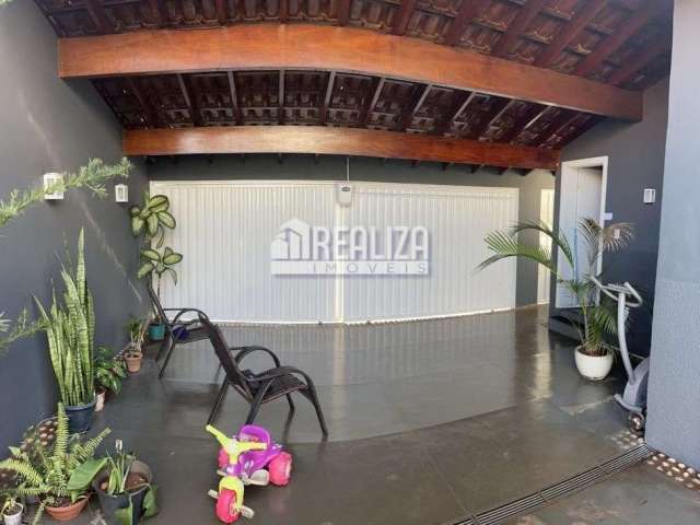 Casa à venda no Parque das Américas, Uberaba - 3 dormitórios, piscina e móveis planejados