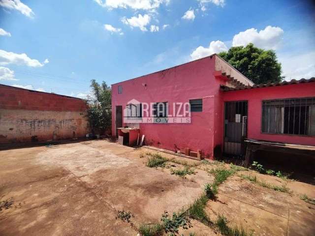 Casa Padrão à venda em Uberaba - 2 dormitórios, 2 banheiros, 2 garagens