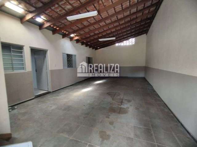 Casa à venda no Conjunto José Vallim de Melo, Uberaba - 3 dormitórios, suíte e 4 garagens!