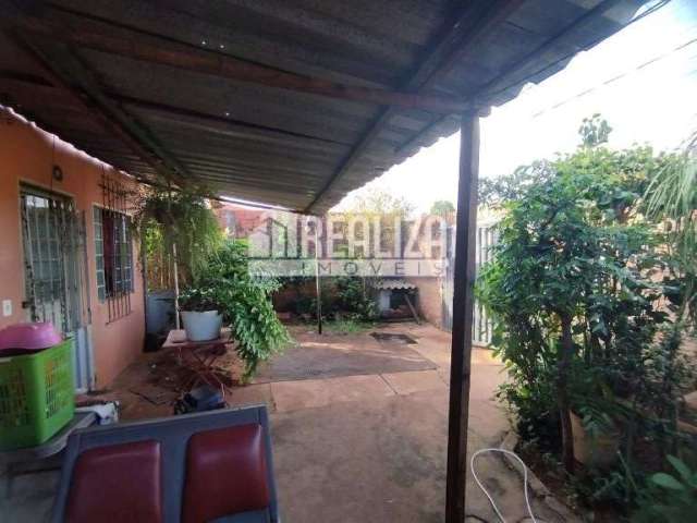 Casa à venda no Jardim Alvorada, Uberaba: 2 dormitórios, garagem e mais!