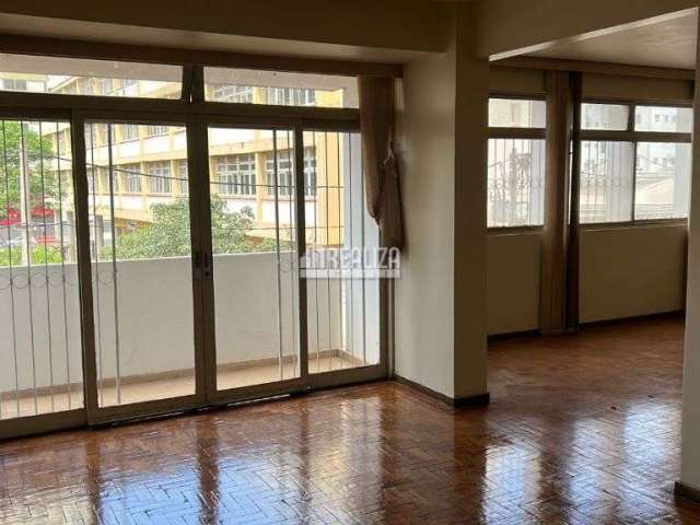 Espaçoso apartamento de 4 dormitórios no Condominio Edifício Amazonas, Centro de Uberaba