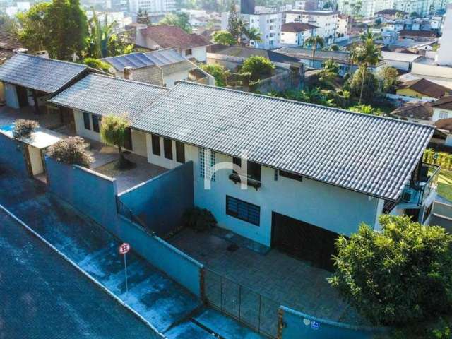 Impecável casa de 3 quartos com suíte e 3 salas na Costa e Silva, Joinville-SC: 210,93m², 4 banheiros e 3 vagas de garagem.