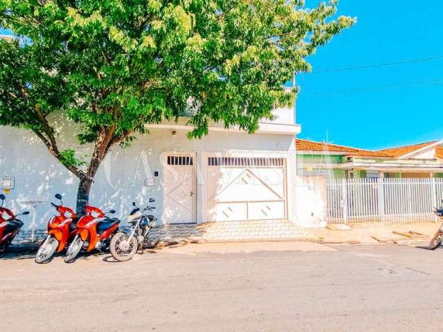 Casa com 03 quartos no bairro Paraíso