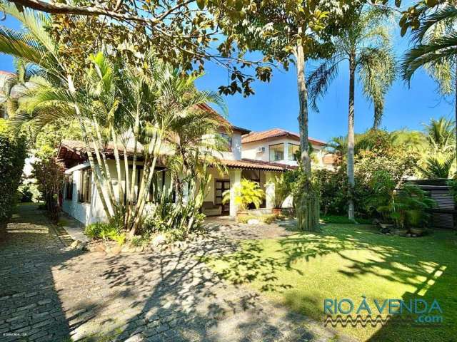 Casa com terreno grande à venda no Rio Mar - Barra da Tijuca