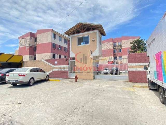 Apartamento com 02 quartos na Avenida Godofredo Maciel.