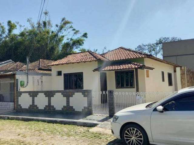 Bairro Rio da Prata -Casa Linear em condomínio fechado 2 quartos sendo um suíte, 2 banheiros , 2 vaga garagem