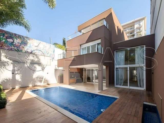 Casa na Rua Henrique Martins, com 495m², 03 suites e 03 vagas de garagem