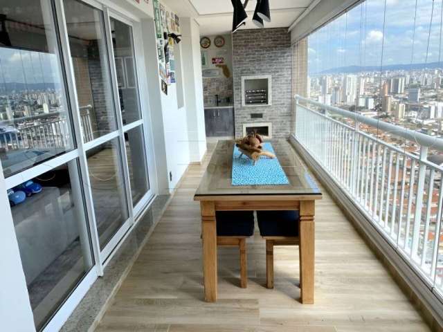 Apartamento na cobertura com 4 dormitórios e 4 vagas.