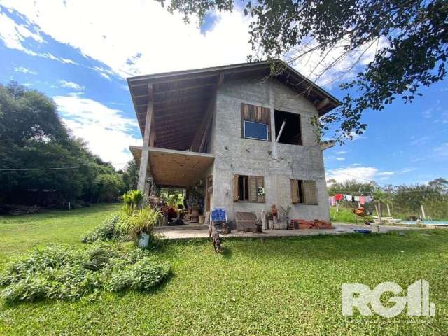 Sítio para Compra em Zona Sul de POA/RS | Imóvel composto por casa de 2 pisos, com quarto, banheiro, sala e cozinha, pátio arborizado amplo com galpão.&lt;BR&gt;Venha Conhecer!