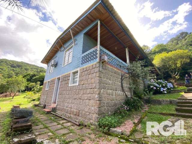 Sítio para venda em Porto Alegre/RS. Lindo sítio com casa de campo, possui 2 dormitórios sendo 1 suíte com banheira, 2 banheiros, ampla sala de estar, cozinha americana, lareira, porão grande na casa,