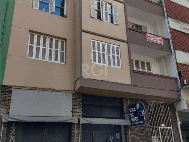 Ótimo apartamento no Centro, REFORMADO, semi mobiliado, de 2 dormitórios. &lt;BR&gt;Possui 59m² privativos divididos em: living amplo para 2 ambientes, 2 dormitórios espaçosos, banheiro social, copa c