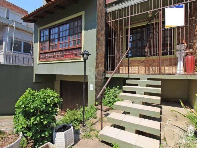 Excelente casa/sobrado com 4 dormitórios, sendo 1 com sacada e 1 suíte com banheira de hidromassagem, banheiro social, living para 2 ambientes, escritório, sala de TV, ampla cozinha, 2 lavabos, área d