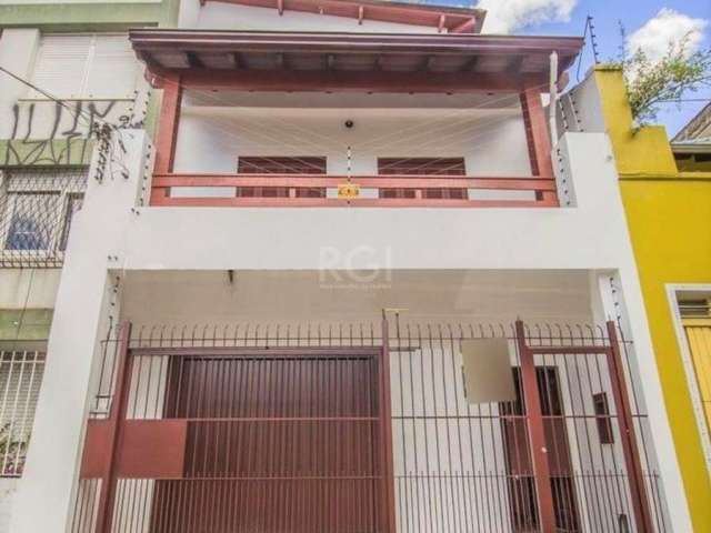 Excelente casa com 3 pavimentos, 5 dormitórios, sendo 2 suítes, 3 banheiros sociais, sendo 1 com banheira de hidromassagem, amplo living no térreo para atividade comercial ou residencial, cozinha, áre