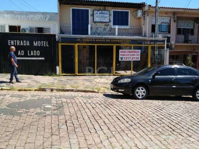 Casa sobrado :Piso inferior  3 dormitórios, 2 banheiros, cozinha, área de serviço, vaga para 3 carros(banheiro). Piso superior 2 dormitórios, banheiro, sala conjugada, cozinha. Perto da Av.Oscar Perei